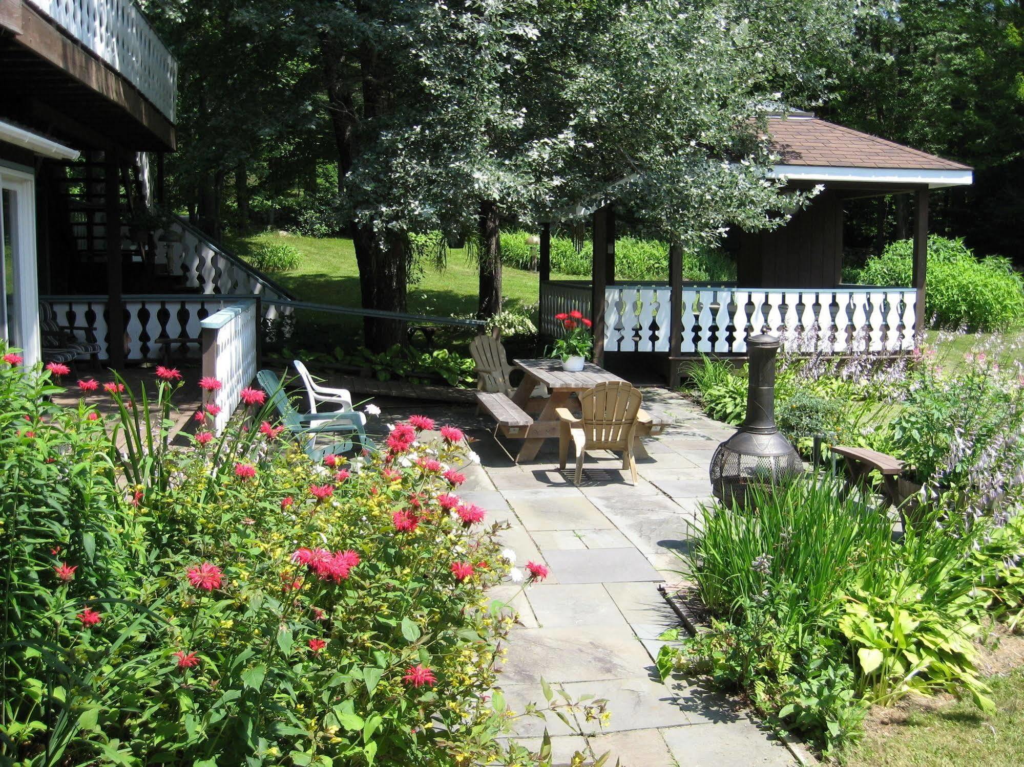 Blue Gentian Lodge At Magic Mountain Londonderry Exterior foto
